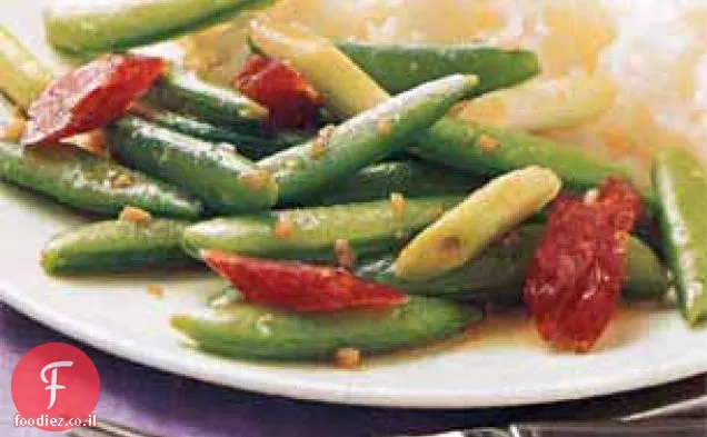 אפונה הצמד סוכר מוקפץ עם נקניק סיני