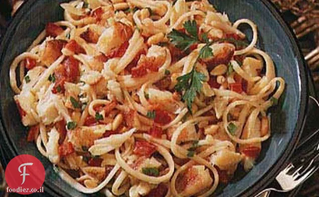 Garlicky Linguine עם סרטן, פלפל אדום וצנוברים