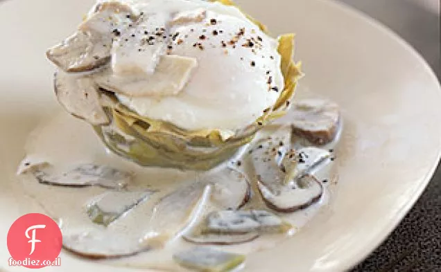 ביצים שלוקות על תחתית ארטישוק עם קרם כמהין לבן ופטריות