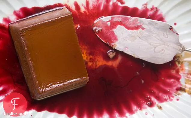 פלאן שוקולד-גבינה שמנת עם רוטב היביסקוס