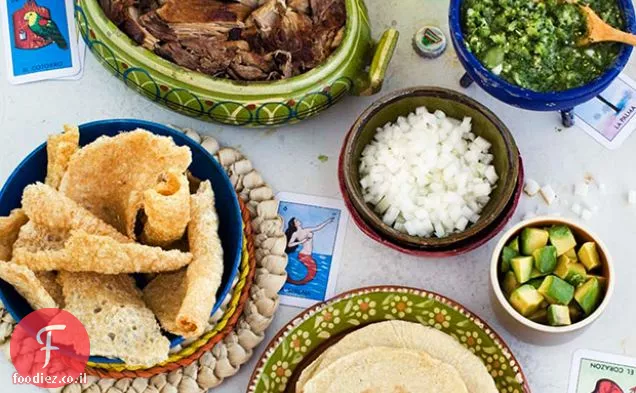 טאקו של Carnitas קלוי עם כתום, חלב ופלפל