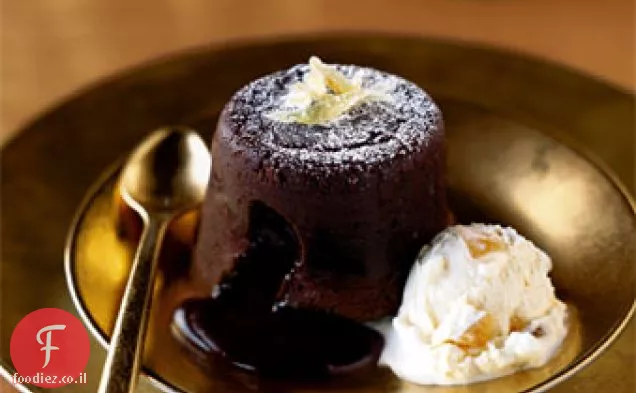 עוגות שוקולד מותכות מתובלות בחורף עם גלידת רום-ג'ינג'ר