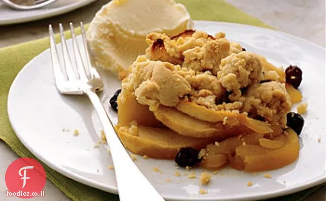 תפוח-צימוקים קראמבל עם גלידה כתומה