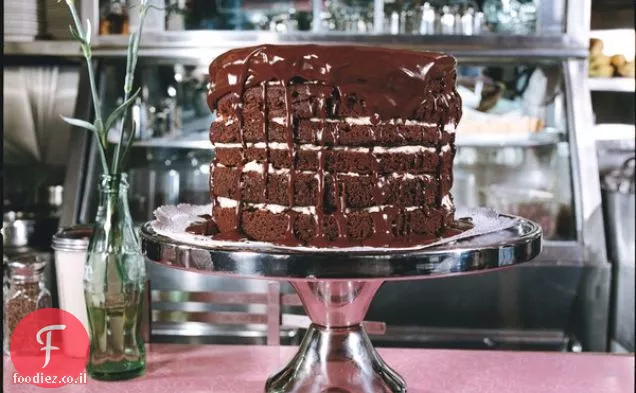 עוגת שוקולד בגובה קילומטר עם קרם חמאה וניל