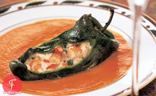 Poblanos קלוי ממולא גבינה ושרימפס עם רוטב פלפל אדום