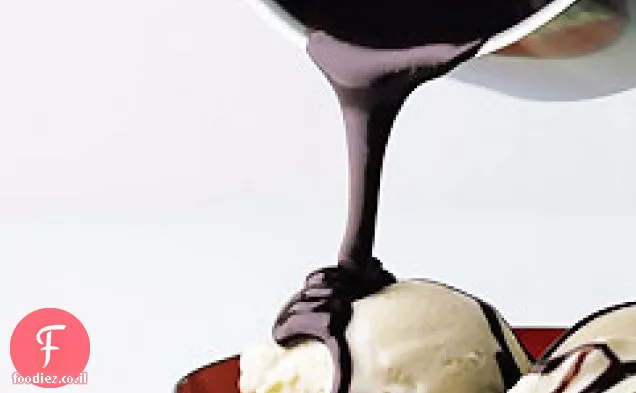 גלידה עם רוטב שוקולד קרמל