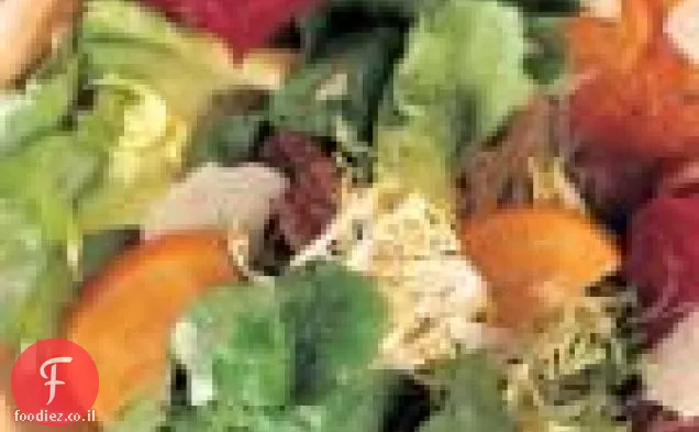סלט ירקות מרירים עם אגוזי פקאן מתובלים ואפרסמונים