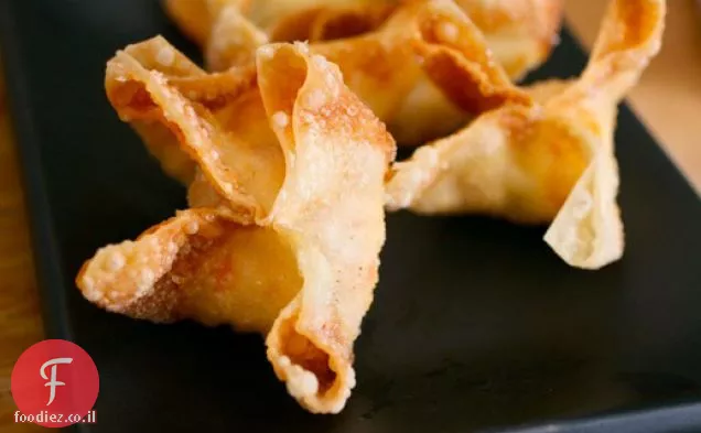 סרטן Rangoons (פחזניות סרטן) עם רוטב חמוץ מתוק