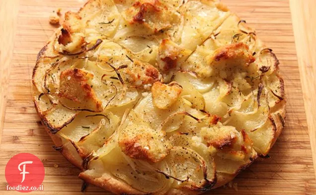 פיצה קלה עם תפוחי אדמה, בצל ורוזמרין (טבעוני)