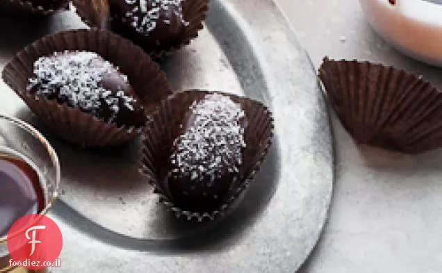 שוקולד מצופה קוקוס ממולאים תאריכים (גלם, טבעוני, ללא גלוטן, Paleo)