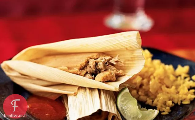 חזיר אנצ'ו צ' ילה Tamales עם רוטב אדום מקסיקני