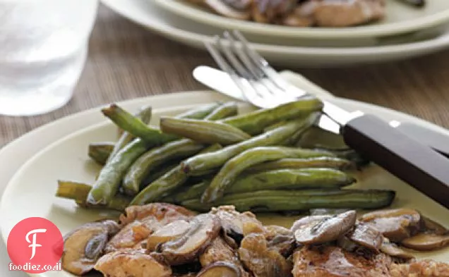 בשר חזיר צרוב Medallions Tenderloin עם רוטב פאן פטריות שאלו