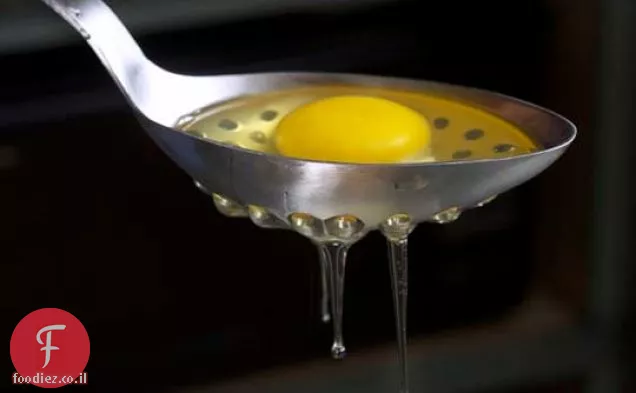 ביצה עלומה עם תרד מוקפץ לשניים