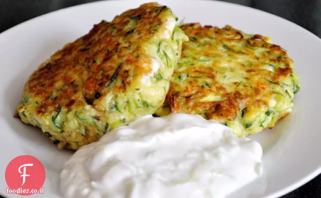 Kolokithokeftedes (ביוונית קישואים פריטרים) עם Tzatziki