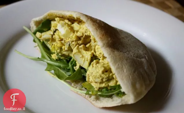 ארוחת ערב: סלט ביצים בקארי עם ארוגולה ופיסטוקים