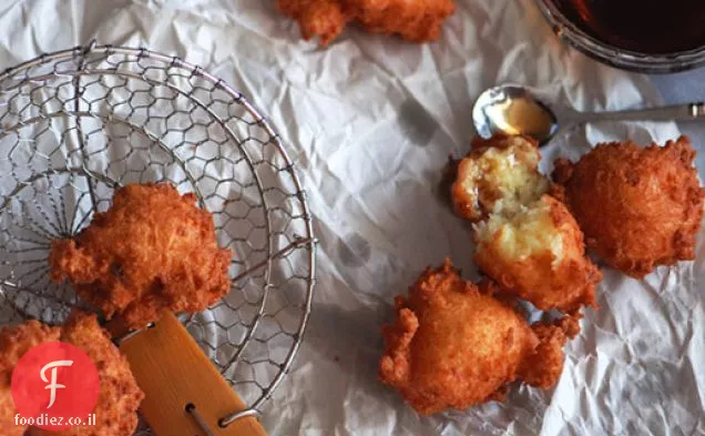 Buñuelos de Yuca y Queso (פריטי יוקה וגבינה)