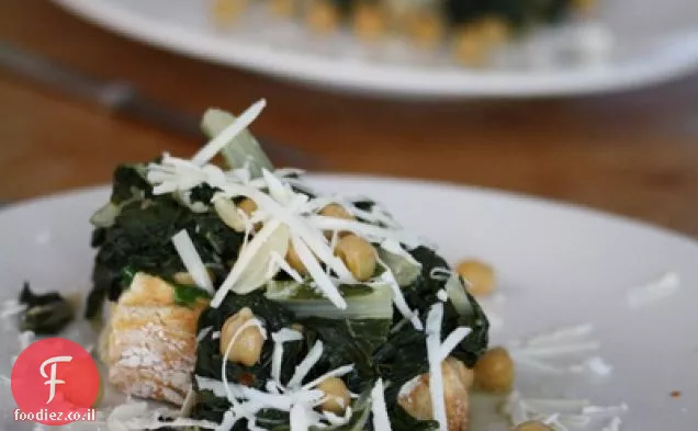 Chard & Chickpea טוסטים עם בצל ירוק