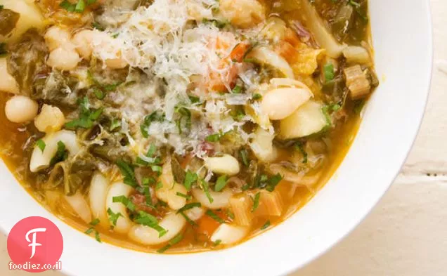 Minestrone חורף לבבי עם שמן צ'ילי, גרידת לימון ופרמזן