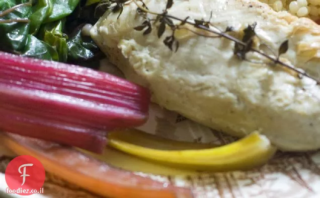 פאן צרוב עוף על קוסקוס ישראלי עם עגבניות צלויות