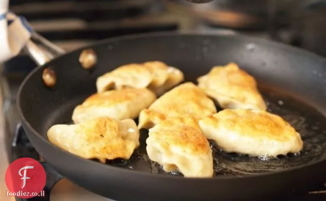 מבית כפרי פולני Pierogi מטבח עם מילוי תפוחי אדמה, גבינה, בייקון ואפונה