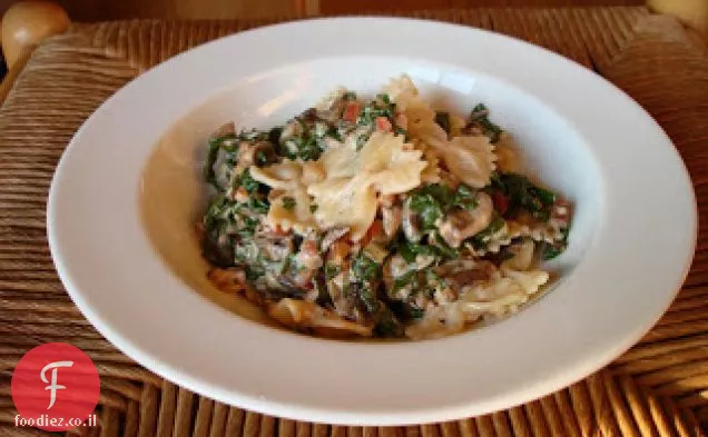 Farfalle עם Chard, פטריות, בייקון ושלוש גבינות