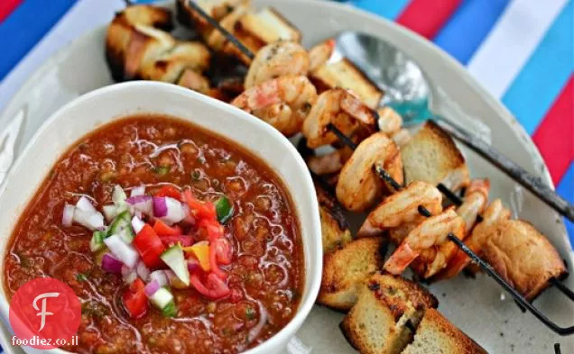 Gazpacho עם שרימפס פפריקה בגריל קרוטונים שום