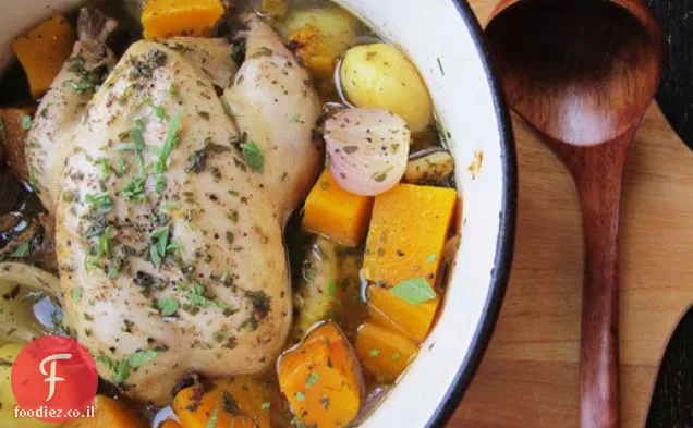 עוף בסיר (Poule au Pot) עם תפוחי אדמה וסקווש