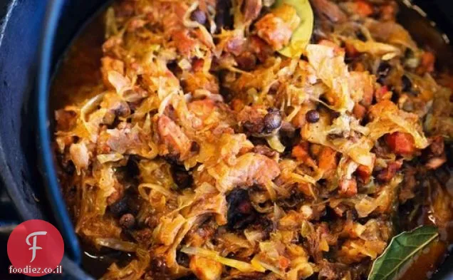 מתוך בית כפרי פולני תבשיל האנטר של מטבח (Bigos)