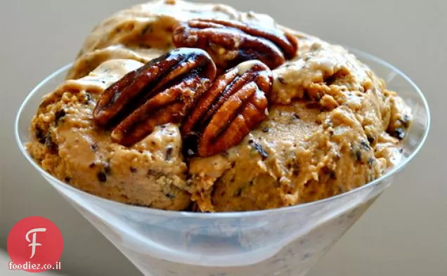 Scooped: גלידת קפה אירי עם שוקולד מריר מגולח פקאנים מסוכרים