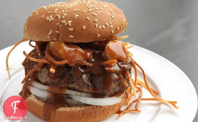 Poutine Burger (המבורגרים עם תפוחי אדמה מטוגנים, גבינת גבינה ורוטב)
