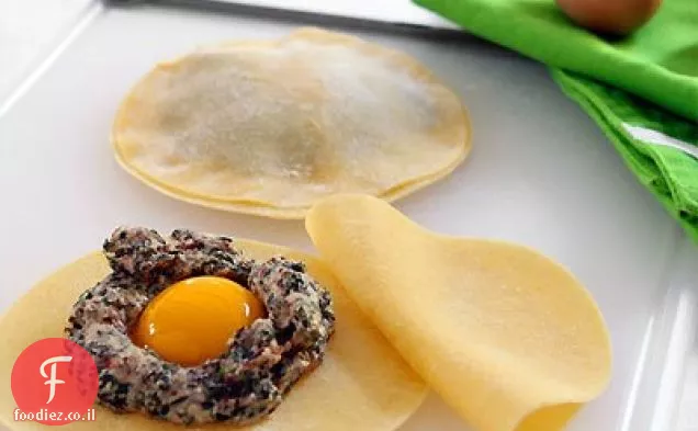 Raviolo עם חלמון ביצה ברוטב פטריות בניחוח מרווה חמאה חומה