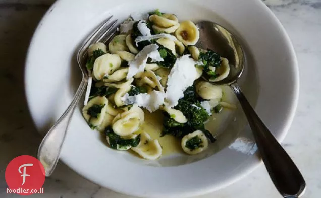 בישול כפרי של Orecchiette של איטליה עם ברוקולי Rabe