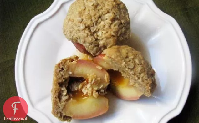 בראנץ ' ראשון: תפוחים אפויים מלאים רום עם שיבולת שועל קראמבל