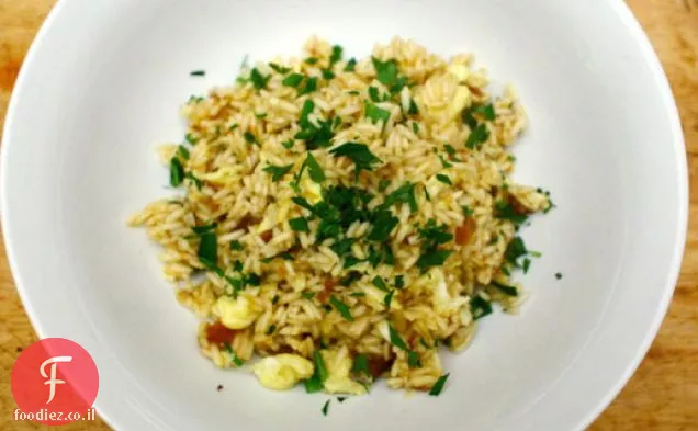 ארוחת ערב: אורז מטוגן בזעפרן עם משמש ושקדים מיובשים