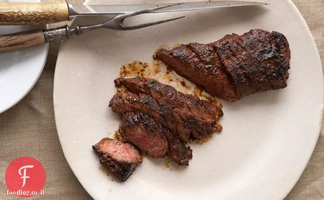 Carne Adobada: סטייק אדובו-חצאית במרינדה בגריל