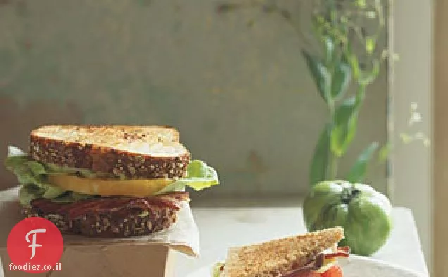 Blts אבוקדו על לחם שיבולת שועל קלוי
