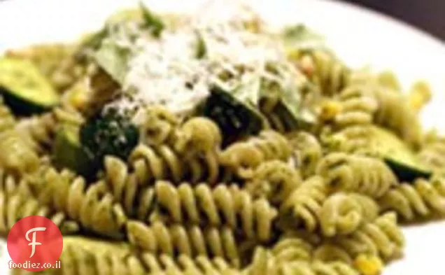 ארוחת ערב הלילה: פסטו Fusilli עם תירס, קישואים, ובייקון