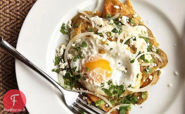Chilaquiles Verdes עם ביצים מטוגנות
