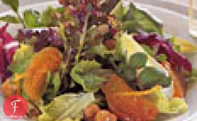 סלט ירקות בסתיו עם אפרסמונים ואגוזי לוז