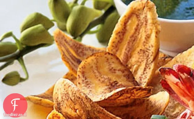 צ'יפס Plantain עם רוטב טבילה כוסברה חם