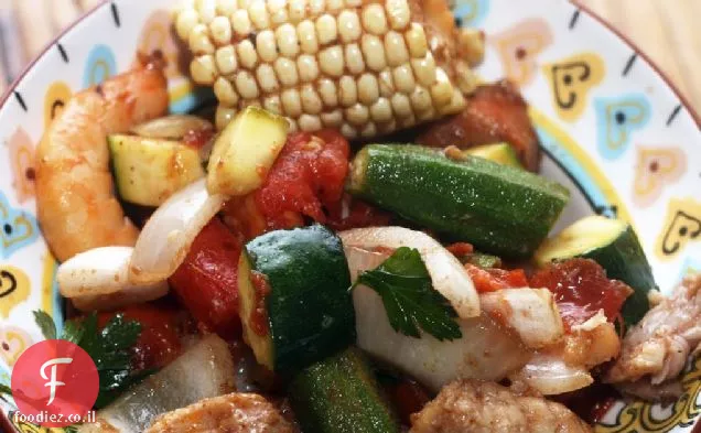 גריל Cajun השראה עם ירקות קיץ, שרימפס, נקניק ושפמנון