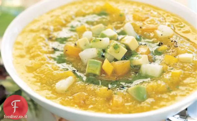 צהוב עגבניות Gazpacho עם שמן כוסברה ואבוקדו