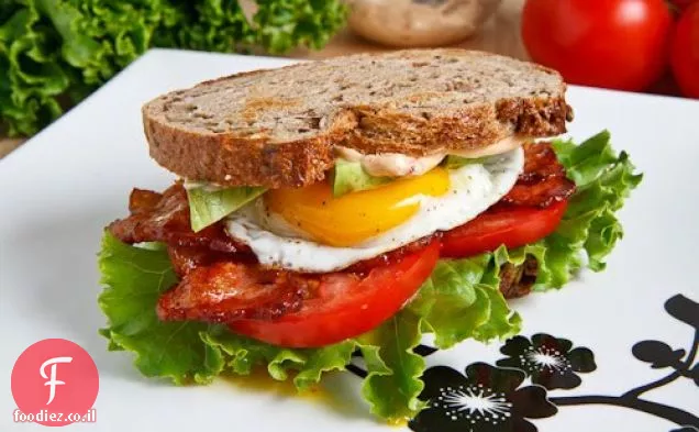 BLT אבוקדו עם ביצה מטוגנת ומיונז צ'יפוטלה