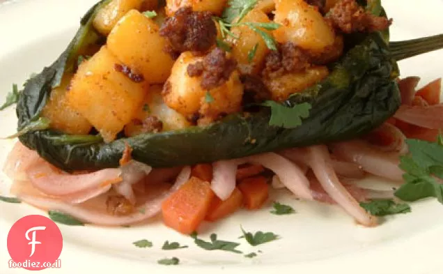 צ'וריסו ממולא Poblano צ' ילי עם חמוץ מתוק Escabeche