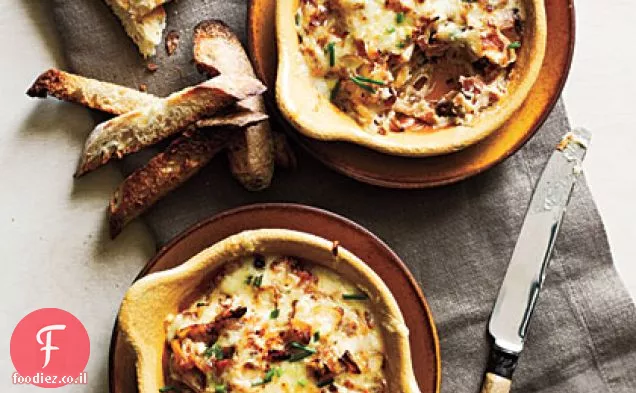 בצל מקורמל, Gruyère, וממרח בייקון