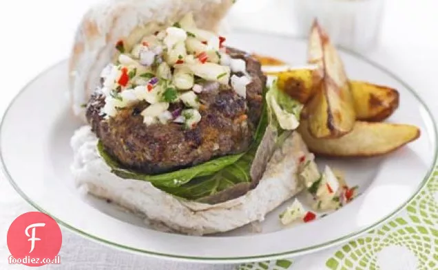 Jerk beefburger עם רליש אננס וצ'יפס