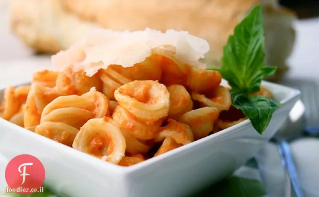 Orecchiette עם רוטב פלפל אדום קלוי וגבינת פרמזן