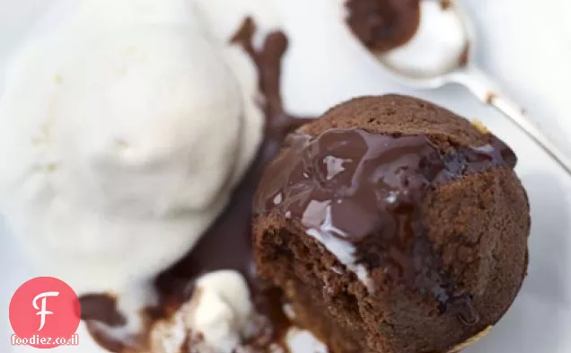 שוקולד ועוגיות שקדים עם רוטב שוקו חם boozy