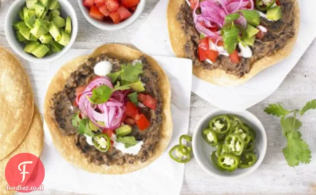 שעועית שחורה tostadas עם סלסה אבוקדו