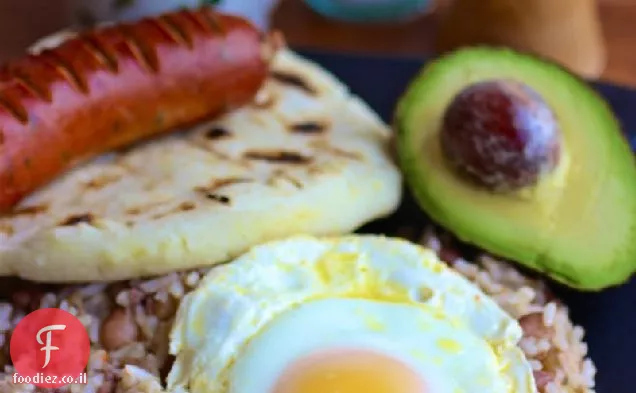ארוחת בוקר קולומביאנית מסורתית (Calentado)